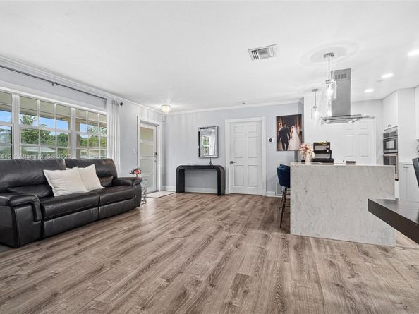 7951 NW 11th St, Pembroke Pines FL 33024