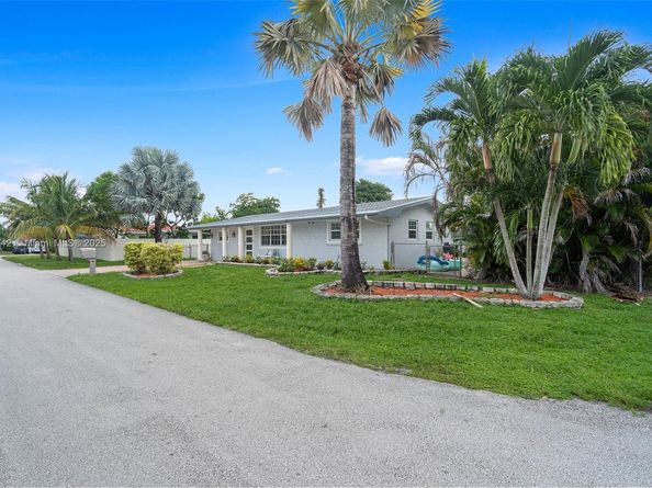 7951 NW 11th St, Pembroke Pines FL 33024