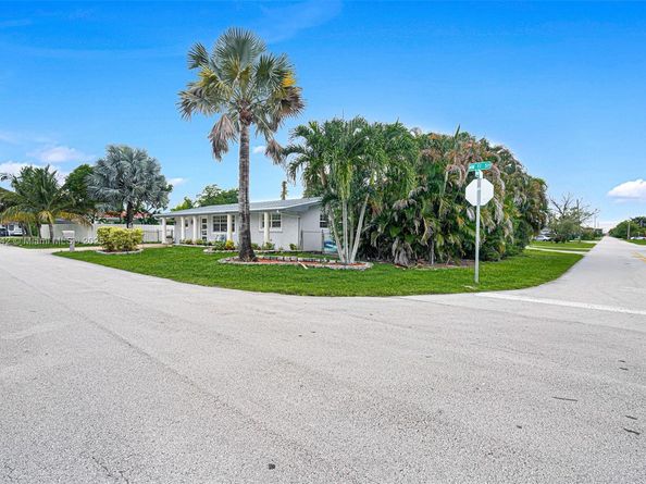 7951 NW 11th St, Pembroke Pines FL 33024