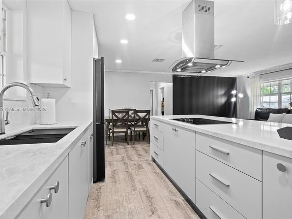 7951 NW 11th St, Pembroke Pines FL 33024