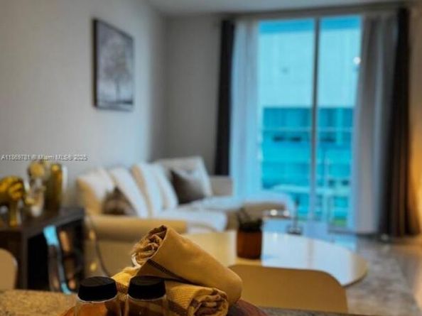 185 SW 7th St 2808, Miami FL 33130