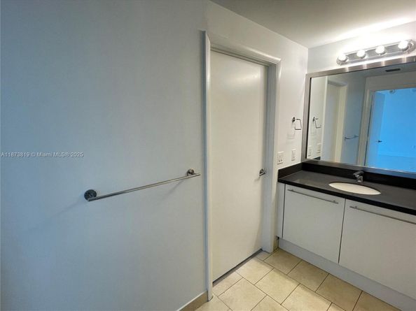 90 SW 3rd St 1809, Miami FL 33130