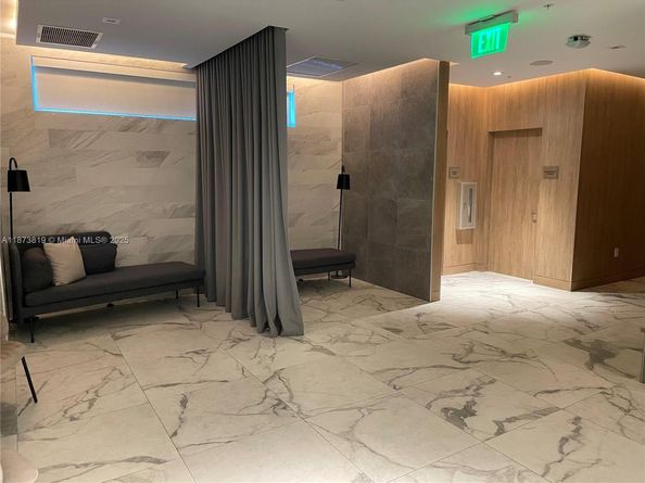 90 SW 3rd St 1809, Miami FL 33130