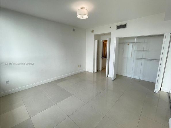 90 SW 3rd St 1809, Miami FL 33130