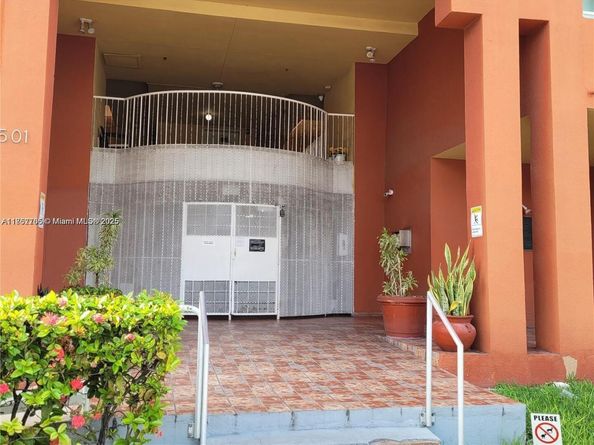 501 SW 1st St 607, Miami FL 33130