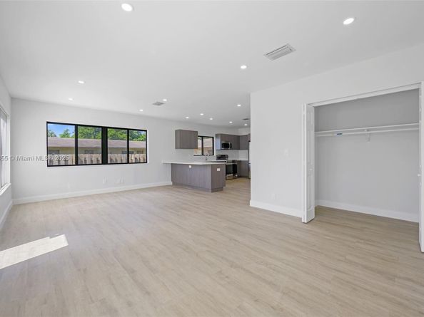 349 NW 40th St 201, Oakland Park FL 33309
