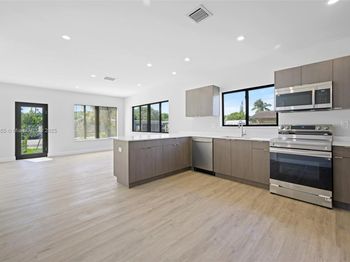349 NW 40th St