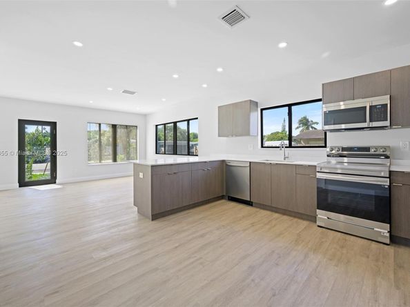 349 NW 40th St 201, Oakland Park FL 33309