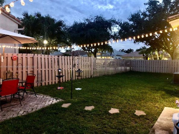 14422 N Royal Cove Cir, Davie FL 33325