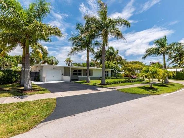 2075 S Hibiscus Dr, North Miami FL 33181