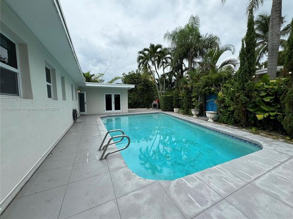 2075 S Hibiscus Dr, North Miami FL 33181