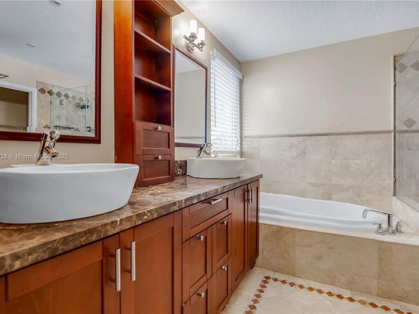 325 Cameron Dr, Weston FL 33326