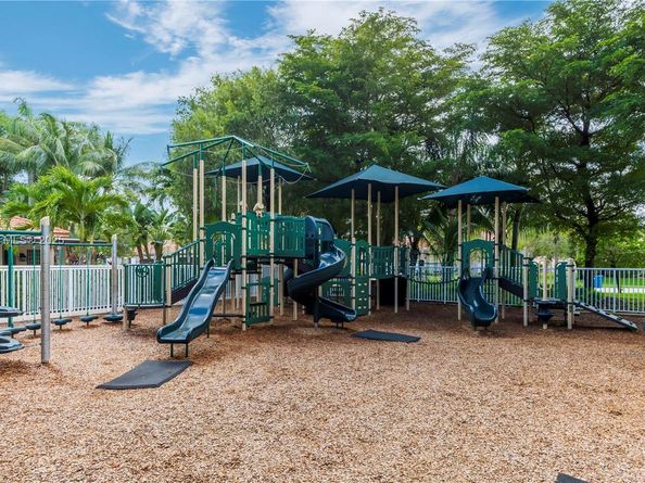 325 Cameron Dr, Weston FL 33326