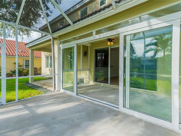 325 Cameron Dr, Weston FL 33326