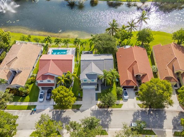 325 Cameron Dr, Weston FL 33326