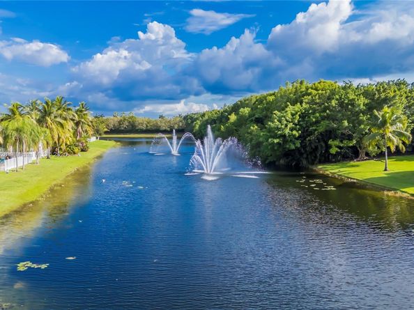 325 Cameron Dr, Weston FL 33326