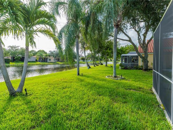325 Cameron Dr, Weston FL 33326