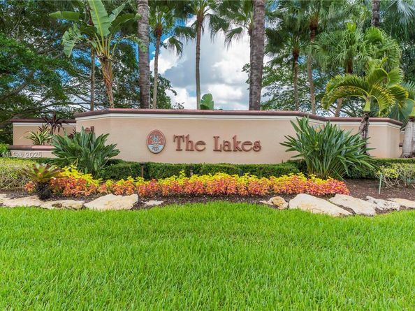 325 Cameron Dr, Weston FL 33326