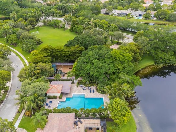 325 Cameron Dr, Weston FL 33326
