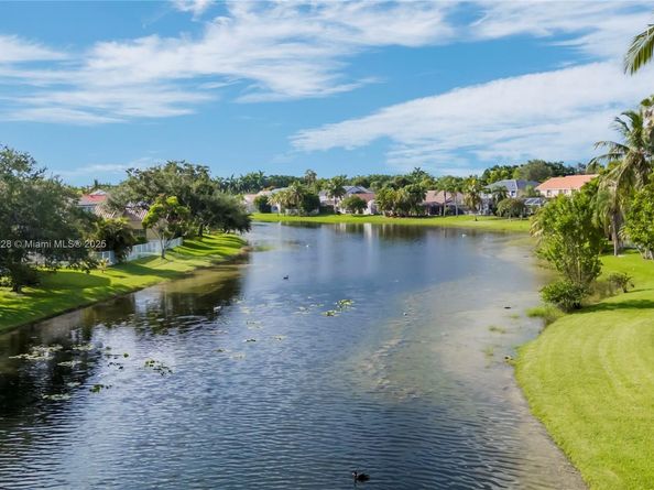 325 Cameron Dr, Weston FL 33326
