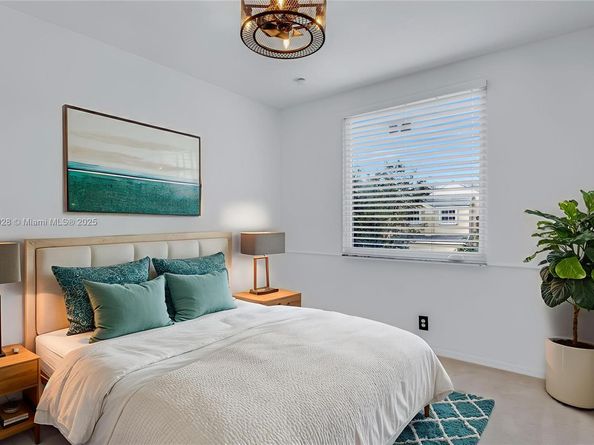 325 Cameron Dr, Weston FL 33326