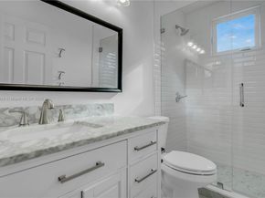 325 Cameron Dr, Weston FL 33326