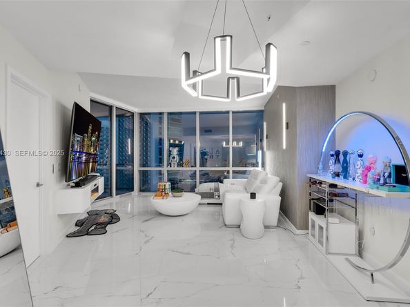 851 NE 1st Ave 4009, Miami FL 33132