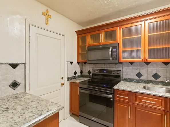 2531 NW 88th St, Miami FL 33147
