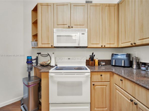 1 Century Ln 209, Miami Beach FL 33139