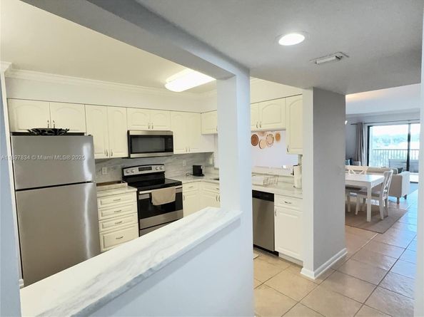 2206 S Cypress Bend Dr 508, Pompano Beach FL 33069