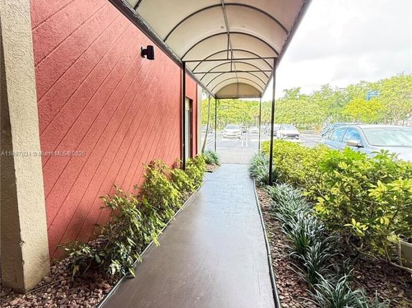 2206 S Cypress Bend Dr 508, Pompano Beach FL 33069