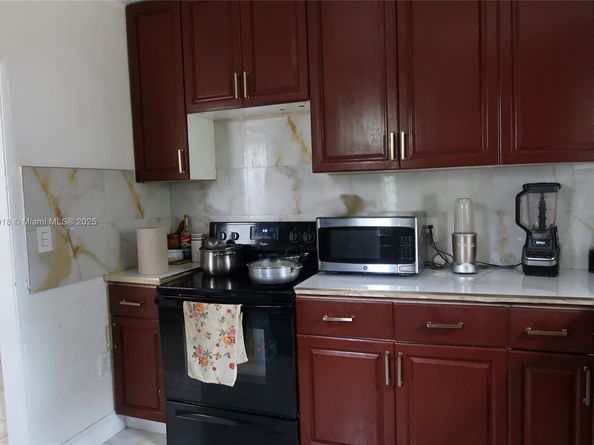 862 NE 82nd St, Miami FL 33138