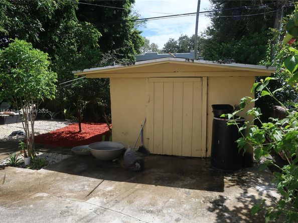 862 NE 82nd St, Miami FL 33138