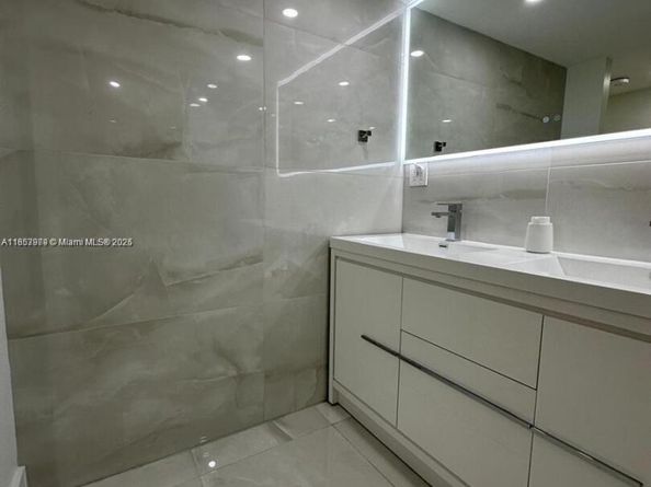 6039 Collins Ave 414, Miami Beach FL 33140
