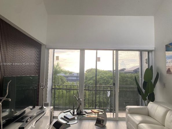 8821 W Flagler St 503, Miami FL 33174