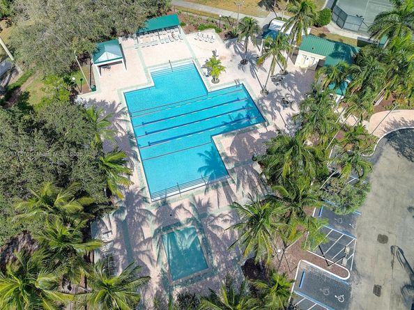 2611 Oakbrook Ln, Weston FL 33332