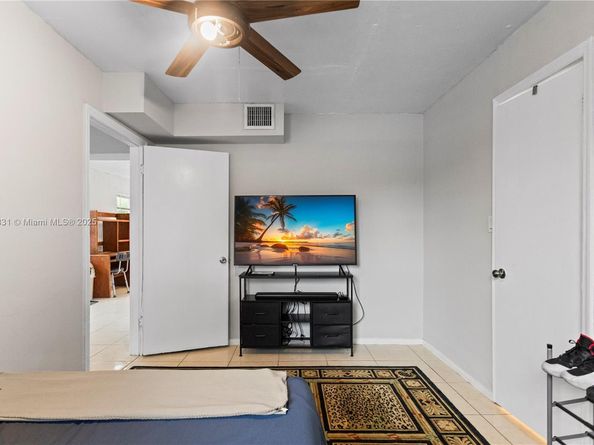 5734 Mckinley St, Hollywood FL 33021