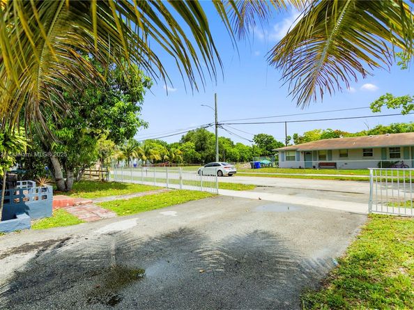 5734 Mckinley St, Hollywood FL 33021