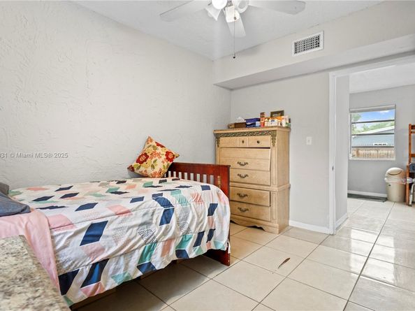 5734 Mckinley St, Hollywood FL 33021