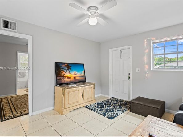 5734 Mckinley St, Hollywood FL 33021