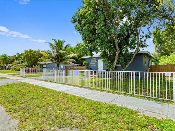 5734 Mckinley St, Hollywood FL 33021