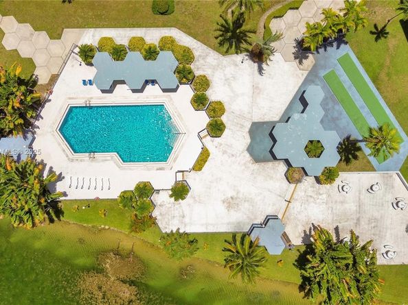 873 NE 195th St 309, North Miami Beach FL 33179