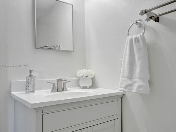 873 NE 195th St 309, North Miami Beach FL 33179