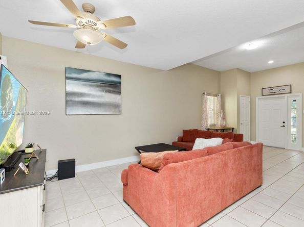 7557 NW 18th Dr, Pembroke Pines FL 33024