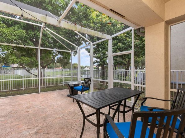 7557 NW 18th Dr, Pembroke Pines FL 33024
