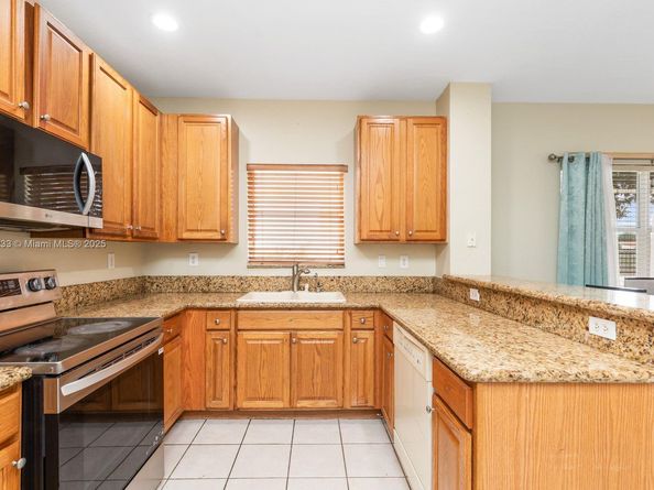 7557 NW 18th Dr, Pembroke Pines FL 33024