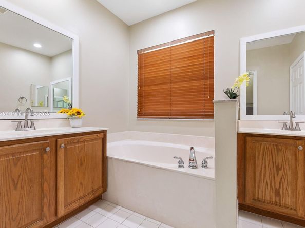 7557 NW 18th Dr, Pembroke Pines FL 33024