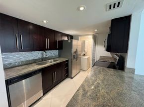 240 Lakeview Dr 112, Weston FL 33326