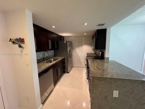 240 Lakeview Dr 112, Weston FL 33326