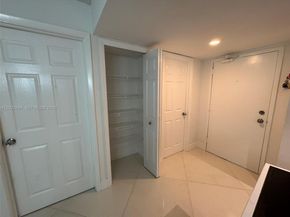 240 Lakeview Dr 112, Weston FL 33326